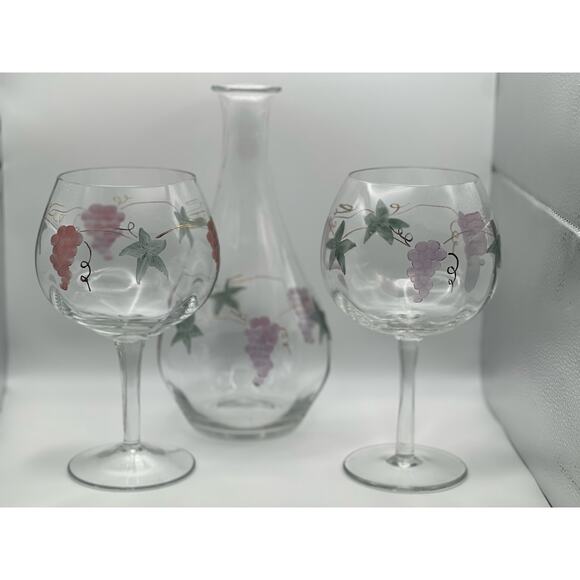 Vintage Grape Motif Wine Decanter with 2 Matching Goblets Glass Set - Picture 8 of 13